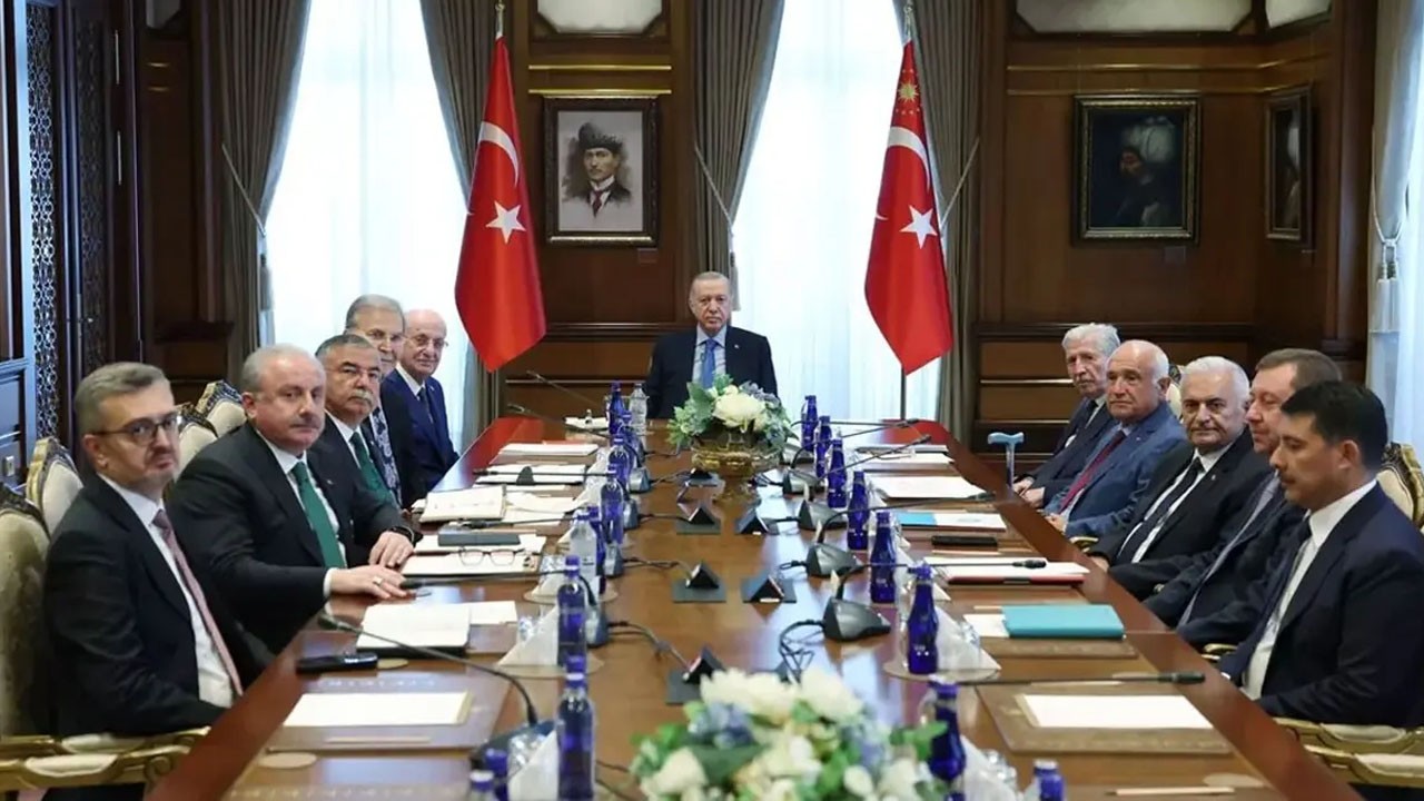 Külliye'de kritik toplantı! İletişim Başkanı Duran'dan YİK'te "aile" mesajı