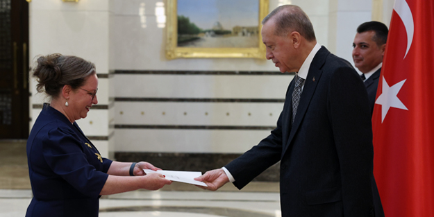 Külliye'de yoğun diplomasi! Cumhurbaşkanı Erdoğan'a güven mektubu sundular