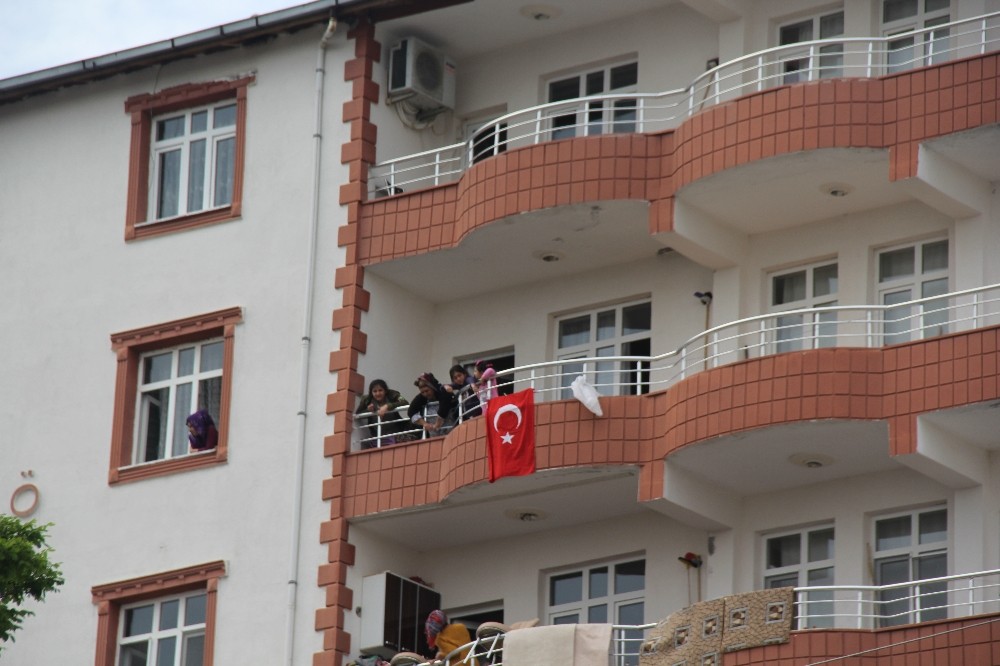 Kulp polisi çocuklara Türk bayrağı dağıttı 