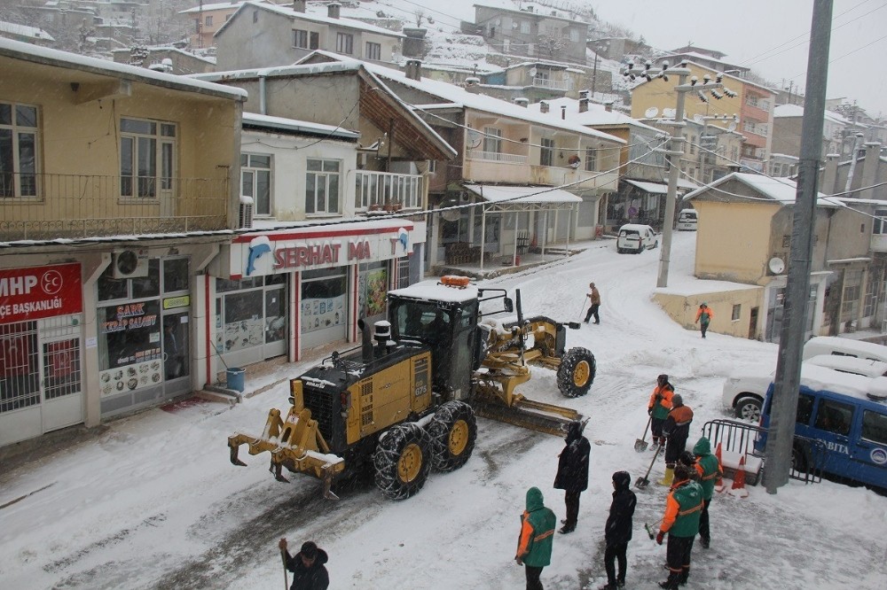Kulp’ta kar yağışı hayatı olumsuz etkiledi 