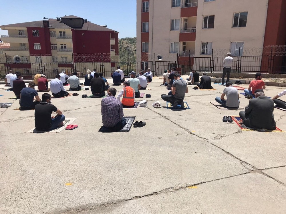 Kulp’ta sosyal mesafeli cuma namazı 