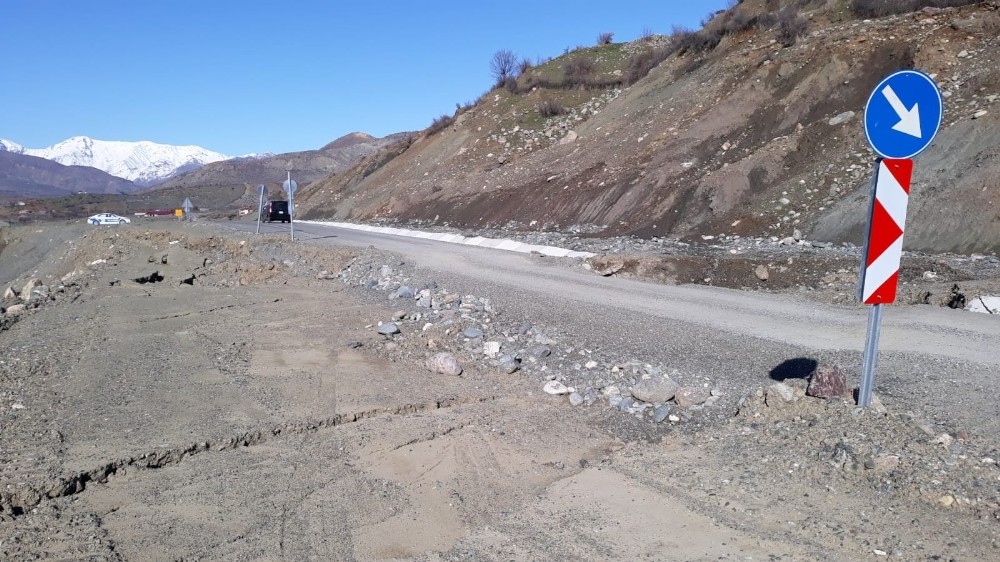 Kulp’ta yol çöktü, ulaşımda aksamalar yaşandı 