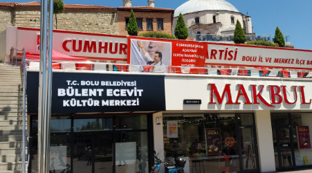 Kültür merkezinin tabelasını geri koymuyor! Üstad Necip Fazıl’a hakaret eden Tanju yasayı çiğniyor