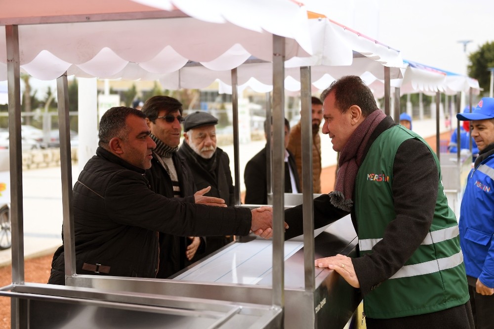 Kültür Parkta 25 seyyar satıcıya araç verildi 