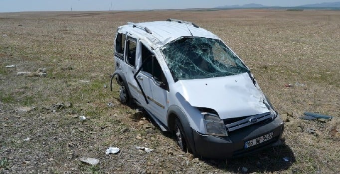 Kulu’da hafif ticari araç takla attı: 4 yaralı