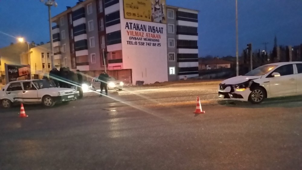 Kulu’da iki otomobil çarpıştı 