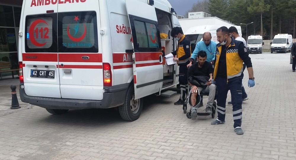 Kulu’da motosiklet kamyonete çarptı: 2 yaralı 