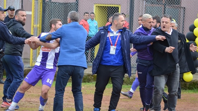 Kulüp başkanı futbolcuyu yumrukladı