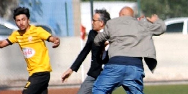 Kulüp başkanı kırmızı kart gören futbolcusunu dövdü
