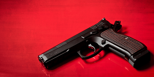 Kulüp başkanı rakip takımın soyunma odasını silahla bastı!