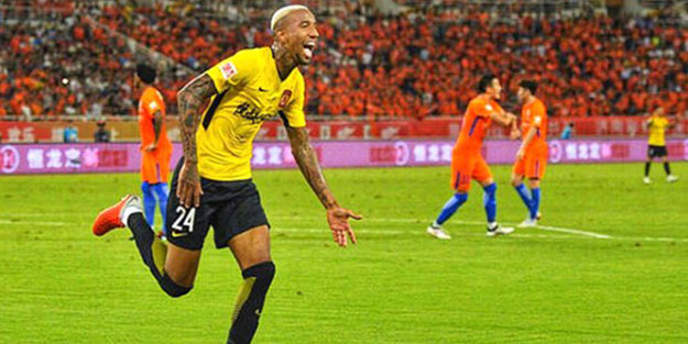 Kulüp satın alan Talisca, annesini başkan yaptı!