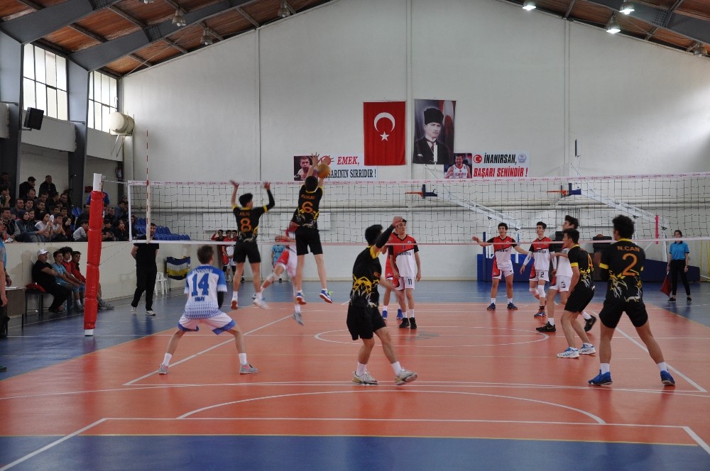 Kulüpler arası yıldız erkekler voleybol grup müsabakaları Simav’da başladı 