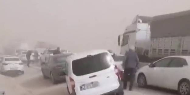 Kum fırtınası çıktı, karayolu kapatıldı! 30 araç birbirine girdi
