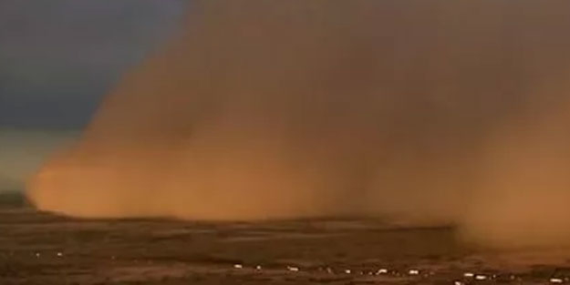 Kum fırtınası film sahnelerini aratmadı