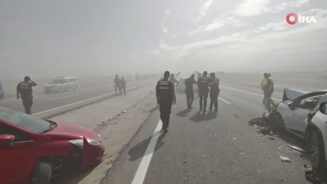 Kum fırtınasında 5 araç birbirine girdi! 8 kişi yaralandı