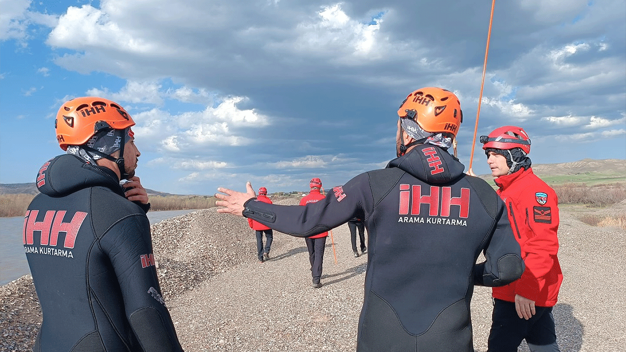 Kum ocağında çalışırken nehre düşen Mehmet'in cansız bedenine ulaşıldı