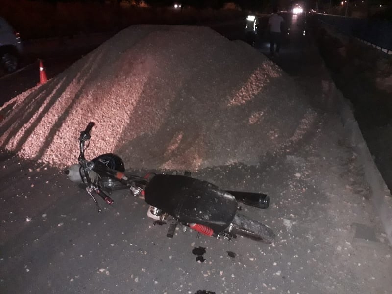 Kum yığınına çarpan motosikletin sürücüsü yaralandı 