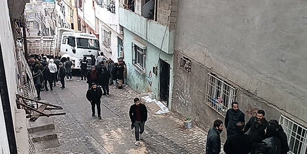 Kum yüklü kamyon eve girdi