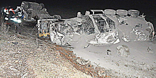 Kum yüklü tır devrildi: 2 ölü