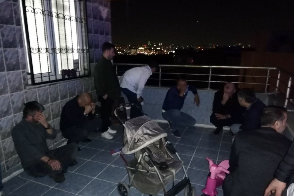 Kumar oynarken basıldılar, çatıya çıkıp kaçmaya çalışırken yakalandılar 