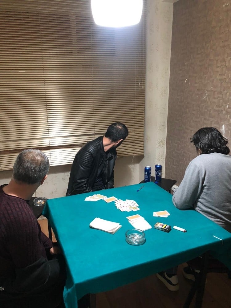 Kumar oynarken yakalanan şahıslara sosyal mesafe cezası 