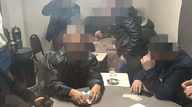 Kumar oynatılan evdeki 14 kişiye 32 bin lira ceza