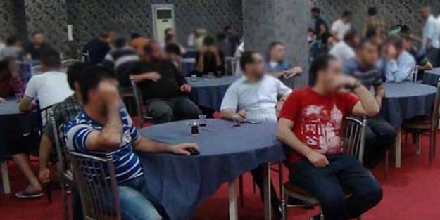 Kumar oynatmak için parti kurdular, savunmalarıyla güldürdüler