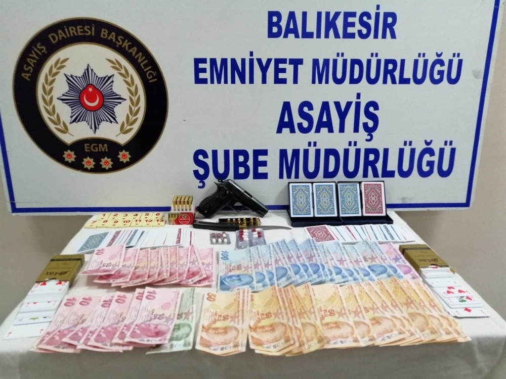 Kumarda basıldılar, sosyal mesafeden cezayı yediler 