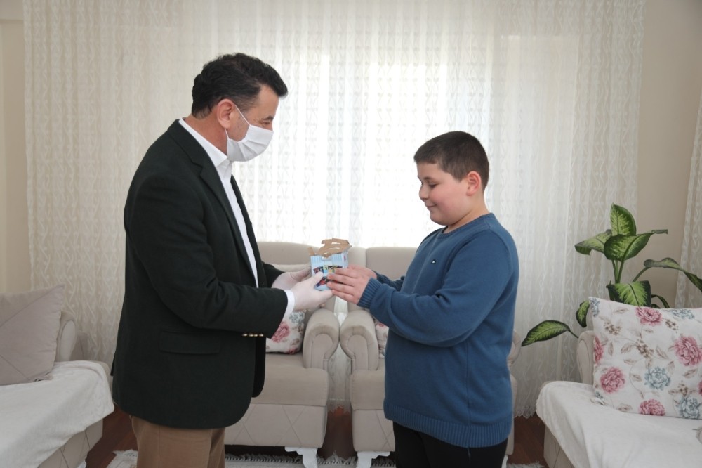 Kumbarasında biriktirdiği parayı bağışladı 