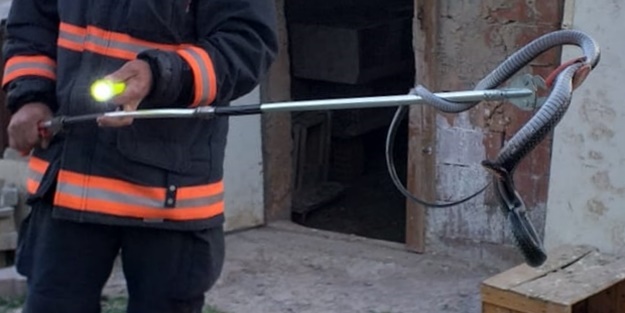 Kümese giren yılanı itfaiye ekipleri çıkardı