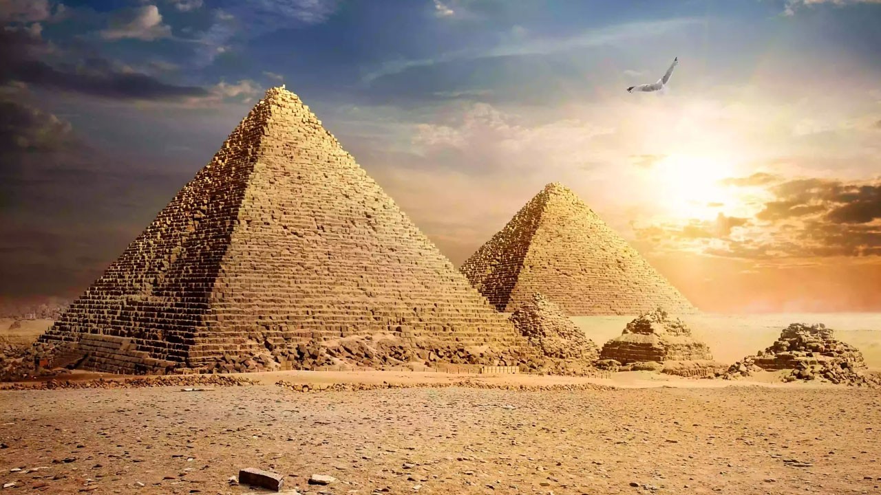 Kumların Altındaki Kayıp Şehir: Piramitlerin Sırrı