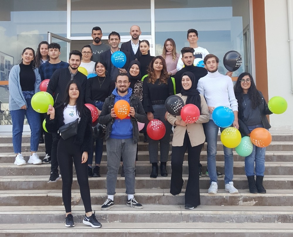 Kumluca MYO öğrencilerinden engelli vatandaşa akülü araba 