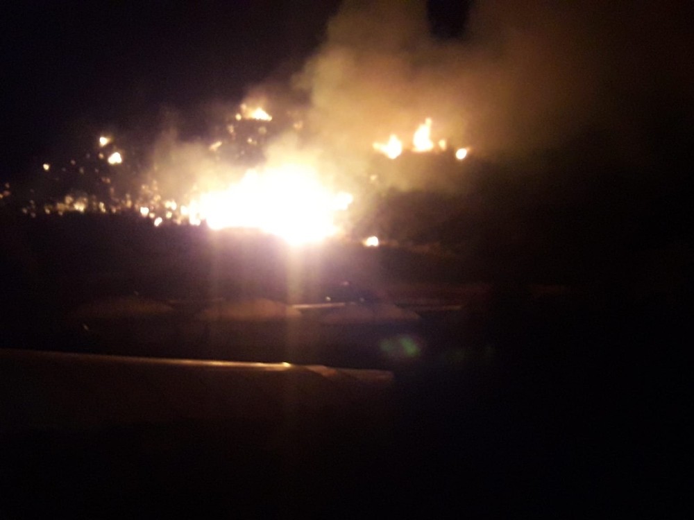 Kumluca’da makilik alanda çıkan yangın seraları tehdit ediyor 