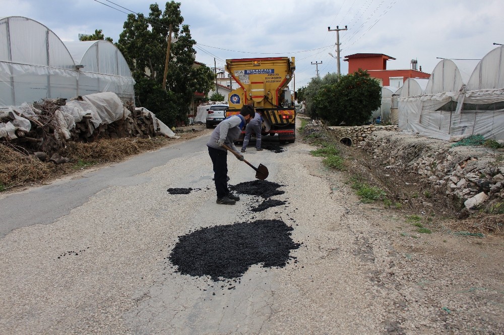 Kumluca’da yol bakım, onarım ve yama çalışması yapıldı 