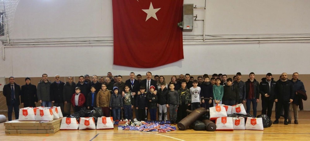Kumrulu gençlere spor malzemesi desteği 
