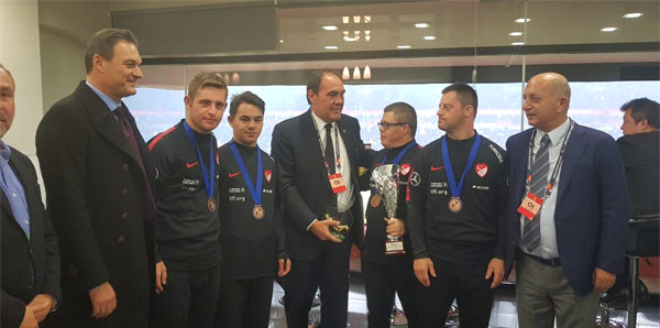 Kupa Demirören'e geldi