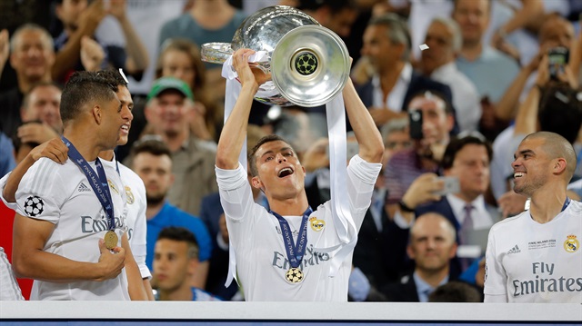 Kupa törenleri tribünden sahaya indi