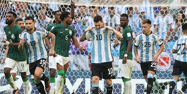 Kupada Arjantin’e büyük şok! Suudi Arabistan Messi'yi çimlere gömdü