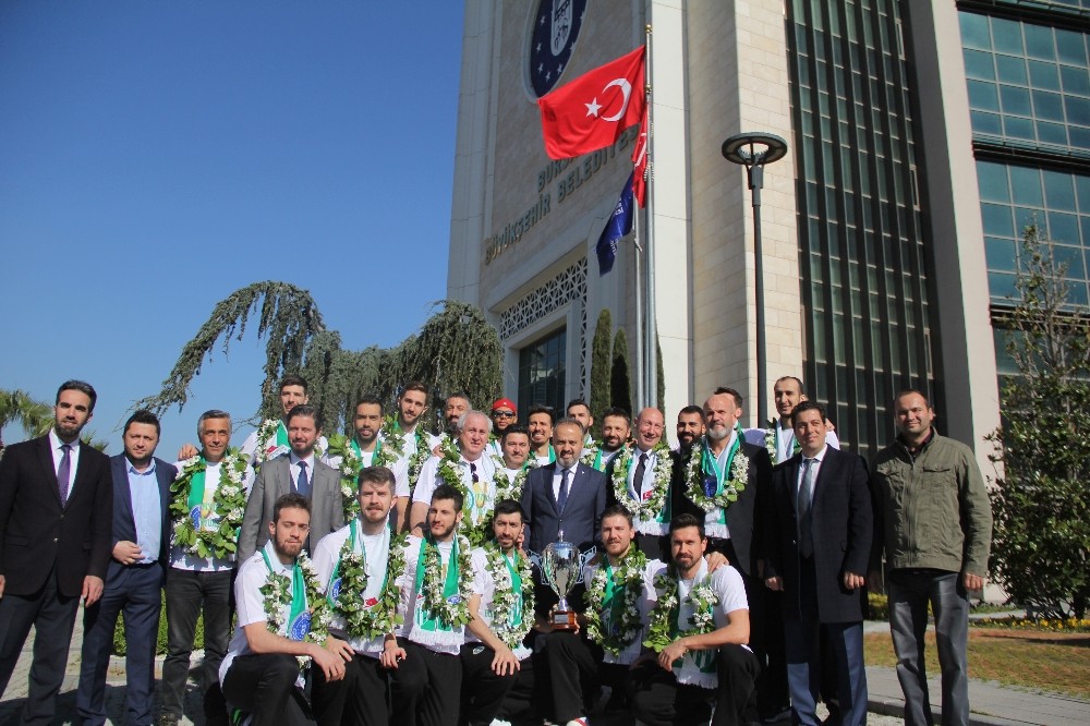 Kupayı Bursa’ya getirdiler, başkan onları kapıda karşıladı... 