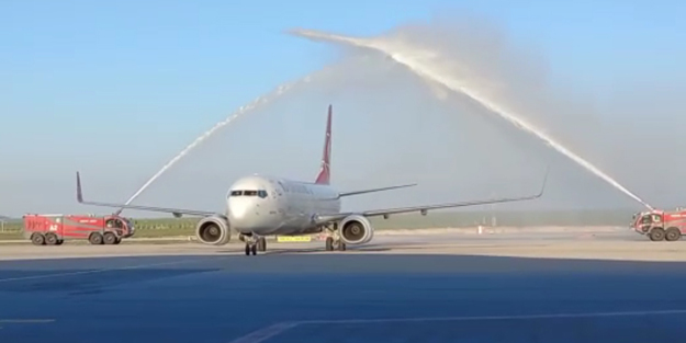 Kupayı kazanan Sivassporlu futbolculara havalimanında su tankıyla sürpriz karşılama