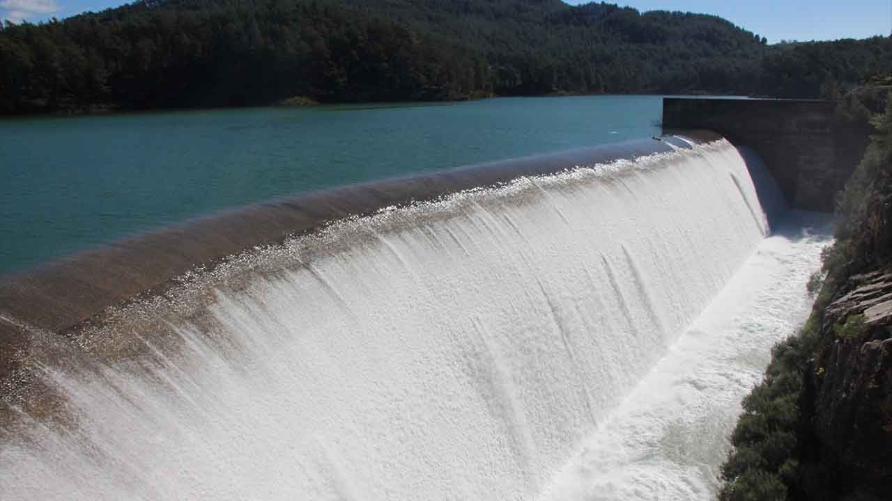Kuraklık bitti, bereket geldi: Alakır Barajı 3 yıl sonra coştu!