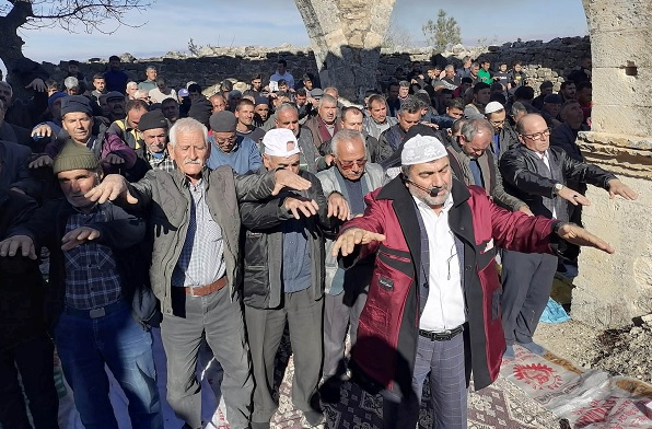 Kuraklık canlarına tak etti! Yağmur duasına çıktılar