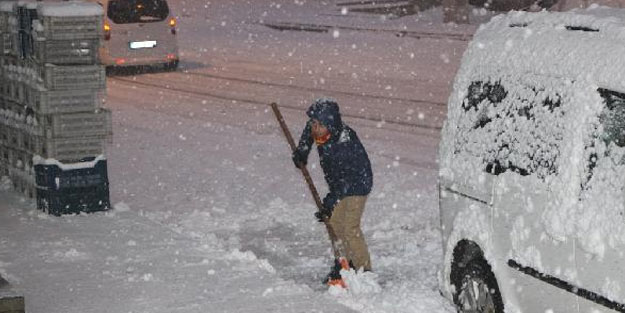 Kuraklık korkusu yaşayan Karlıovalılar, kar yağışına sevindi