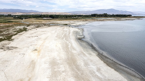 Kuraklık nedeniyle küçülmeye devam ediyor! Van Gölü’nde son durum görüntülendi