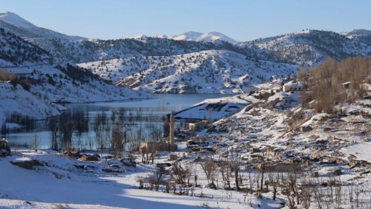 Kuraklık yaşanıyordu... 14 yıl sonra karlar altında kaldı!