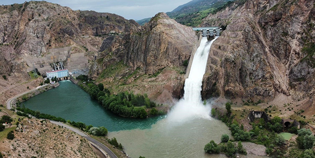 Kuraklıkla boğuşan baraj dolup taşınca boşaltıldı!