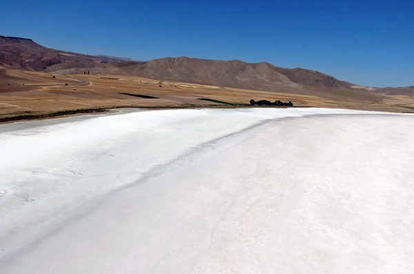 Kuraklıkta gelinen son nokta! O gölde su çekildi geride tuz kaldı