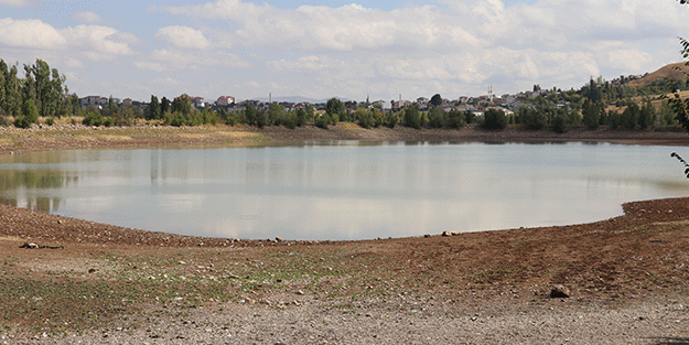 Kuraklıktan etkilenen Serpincik Göleti'nin suyu çekildi