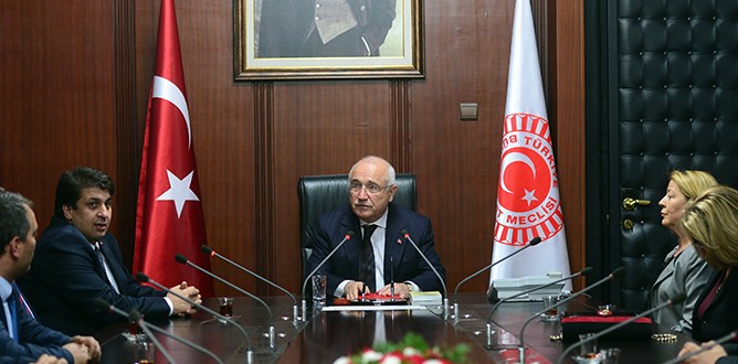 Kural koyanlar da kurala uymuyor