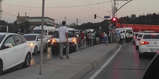 Kural tanımaz İETT şoförü zincirleme kazaya neden oldu! Hamile kadın yaralandı